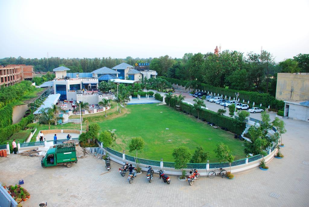 Dee Marks Airport Hotel & Resorts New Delhi Exterior photo