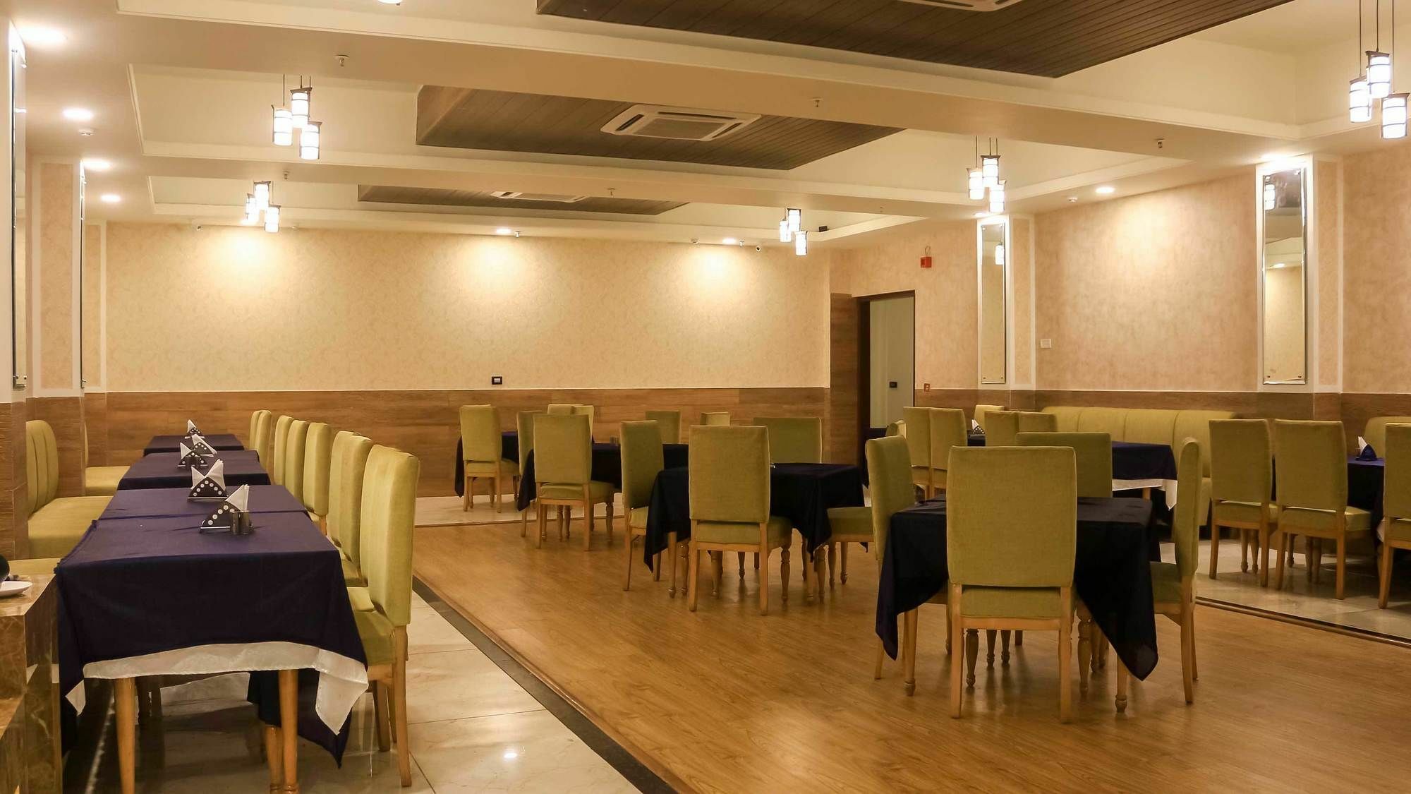 Dee Marks Airport Hotel & Resorts New Delhi Exterior photo
